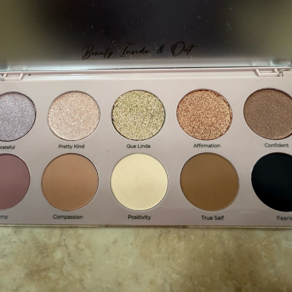 Dominique Essential Palette - Picture 4 of 7